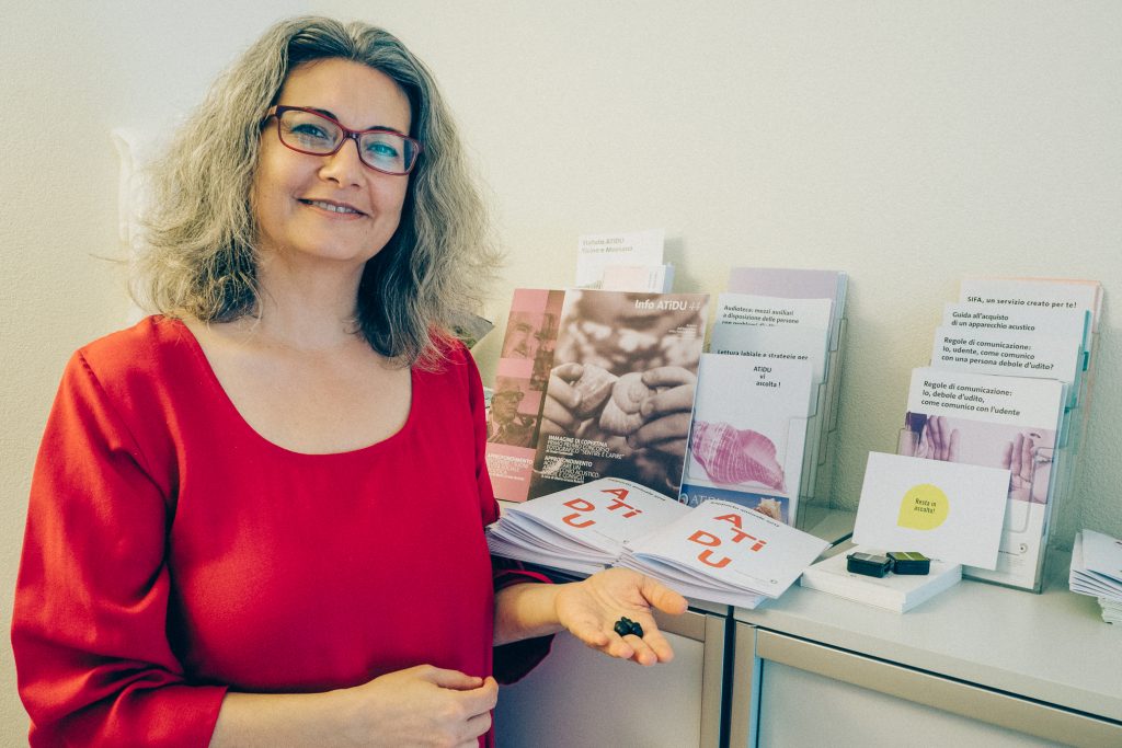 Cinzia Santo, operatrice dell’ATiDU, con i tappi acustici offerti nell’ambito dell’iniziativa di prevenzione (V. Cammarata)