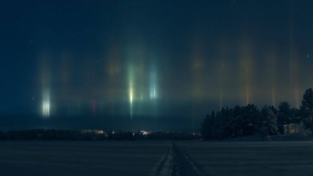 Colonne luminose viste dal lago Särkijärvi a Muonio, Lapponia, Finlandia (Ximonic - Simo Räsänen)
