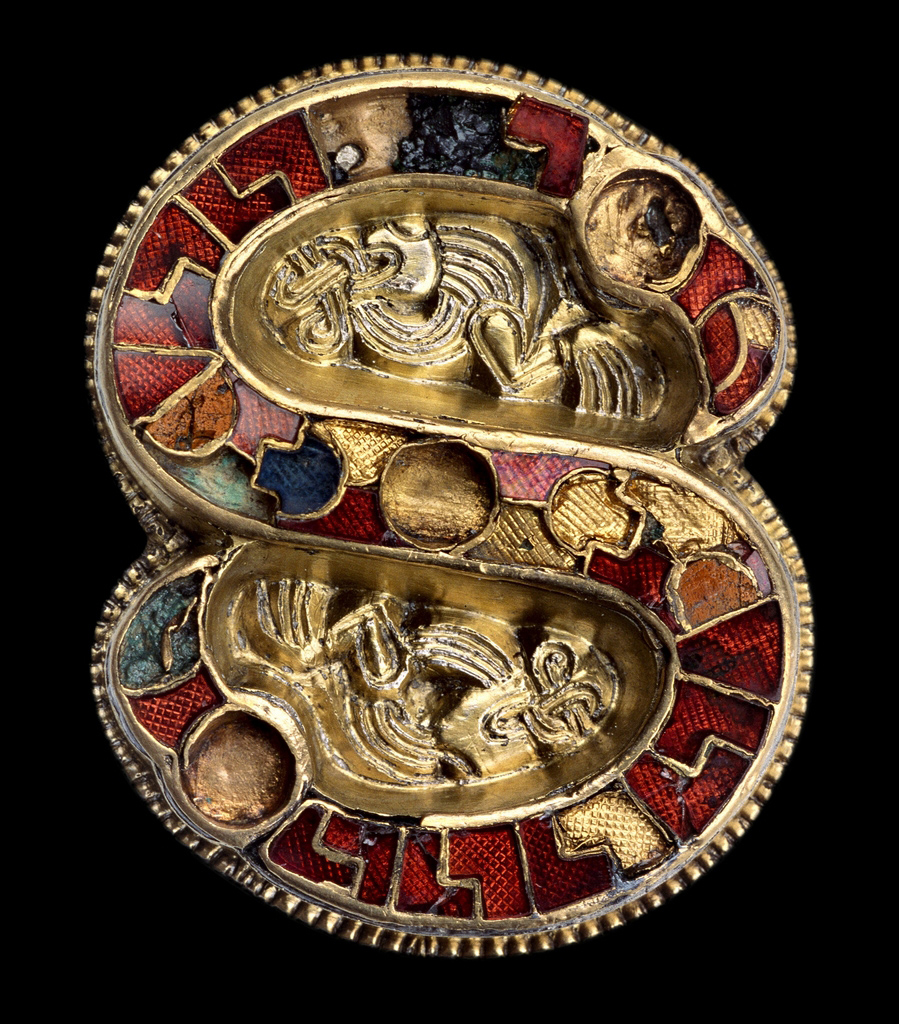 Fibula a S in argento dorato e pietre dure (Museo Archeologico di Cividale)