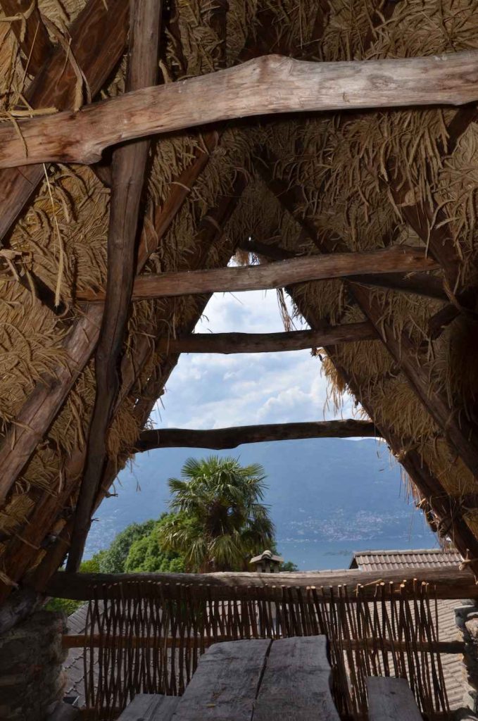 Interno con il tradizionale soffitto in paglia di una stalla di Centocampi