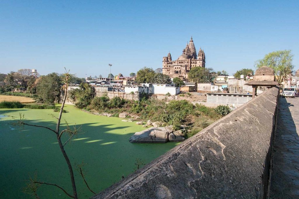 Vista del fiume Betwa dal ponte, sullo sfondo il tempio Ram Raja