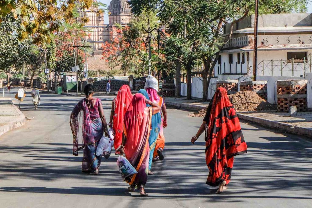 Donne di Orchha camminano verso il Ram Raja (sullo sfondo)
