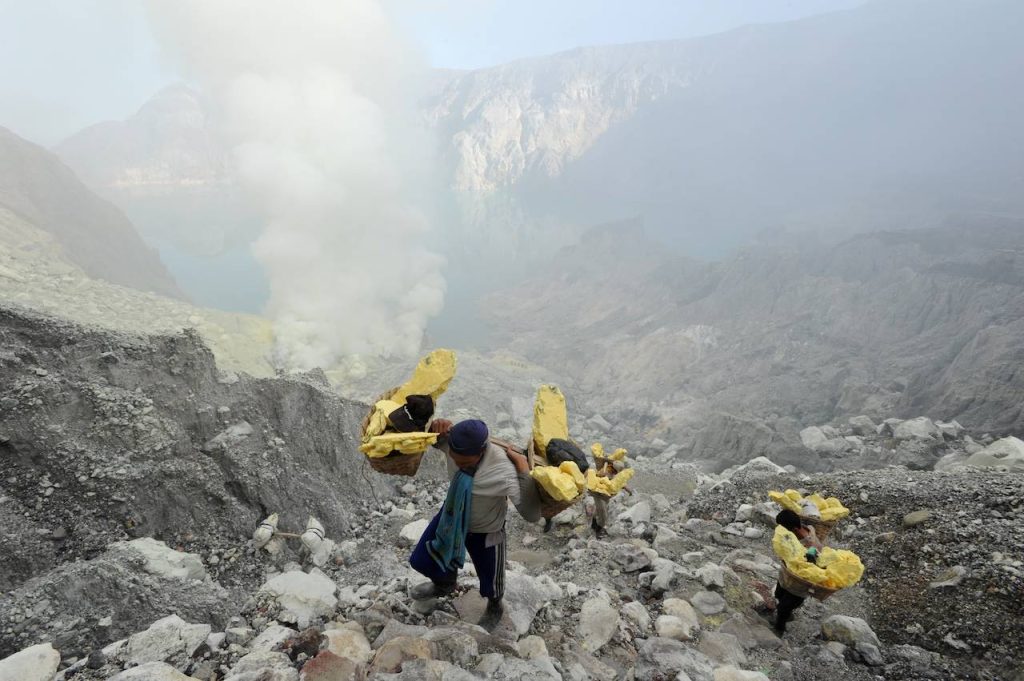Il ripido e scosceso sentiero per raggiungere o abbandonare l’interno del vulcano (Stefano Ember)