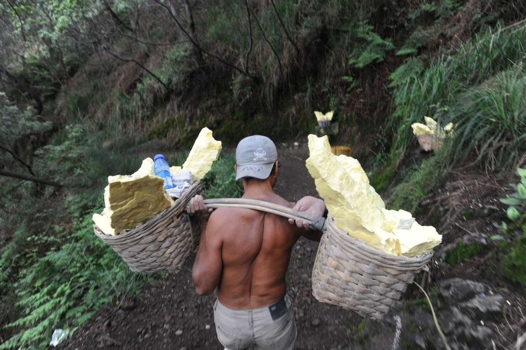 Una volta risaliti dal cratere i minatori percorrono ancora tre chilometri e mezzo per raggiungere il campo base e vendere il «raccolto». (Stefano Ember)