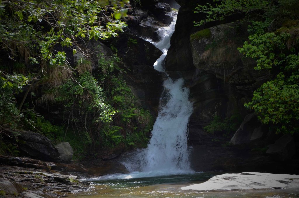 L'acqua si libera della stretta della roccia...