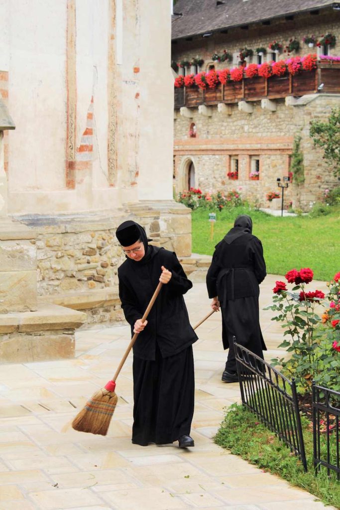 Monache ortodosse in un monastero della Moldova