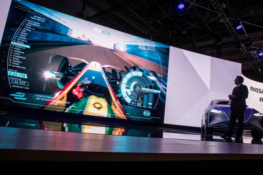 Daniele Schillaci, portavoce Nissan; sullo sfondo un’immagine della Formula-E.