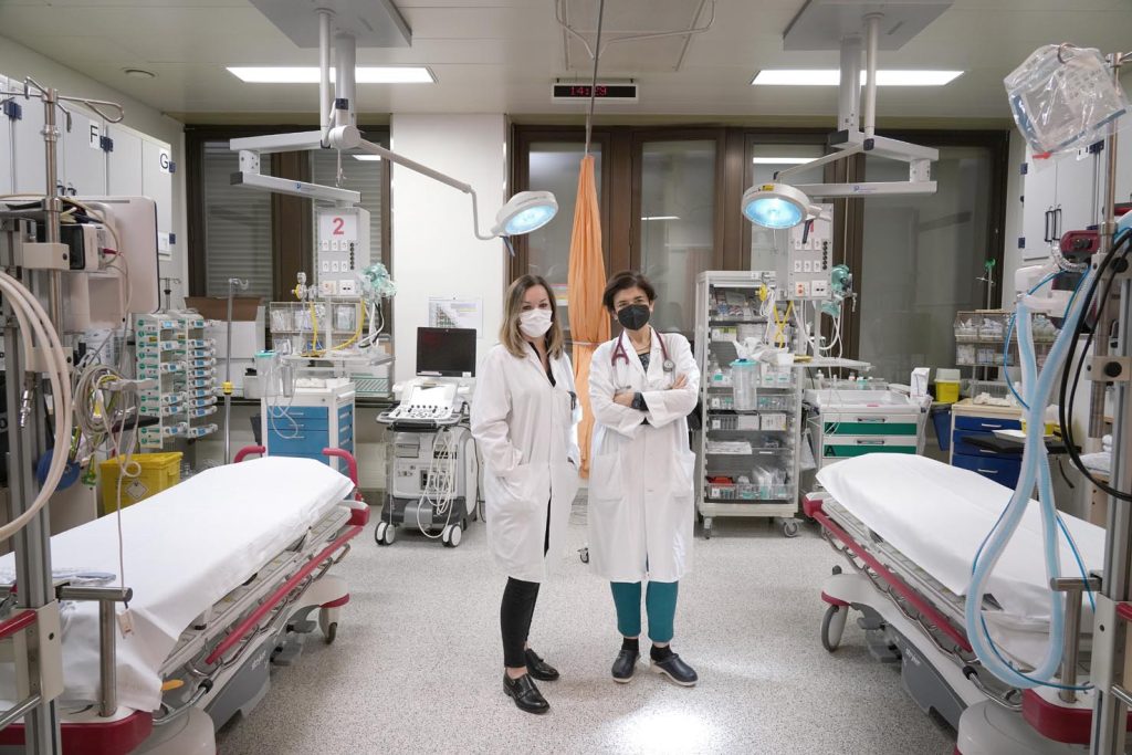La dr.a Roberta Petrino, primario del PS all’OR Lugano (a sin.) e la dr.a Sara Rezzonico, caposervizio al PS dell’OR Bellinzona e Valli (Luigi Baldelli)