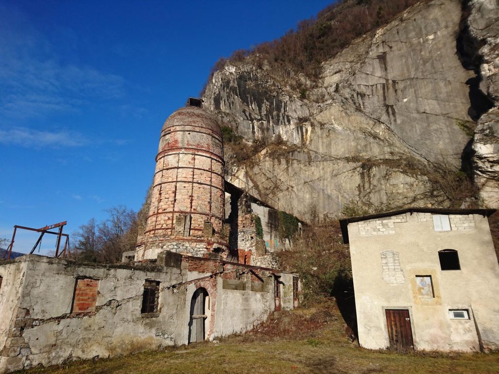 Forno da calce alla Torrazza di Caslano: qui il calcare veniva scaldato per ottenere la calce.