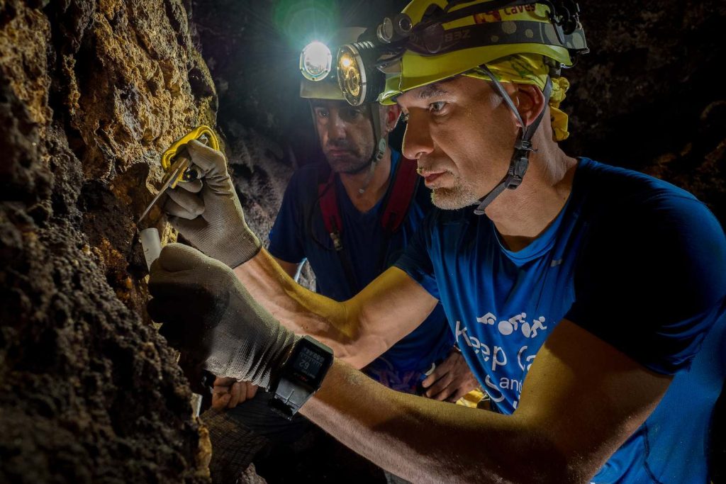 L'astronauta Luca Parmitano col geologo Marco Vattano raccolgono campioni nella grotta Cucchiara (ESA / Natalino Russo)