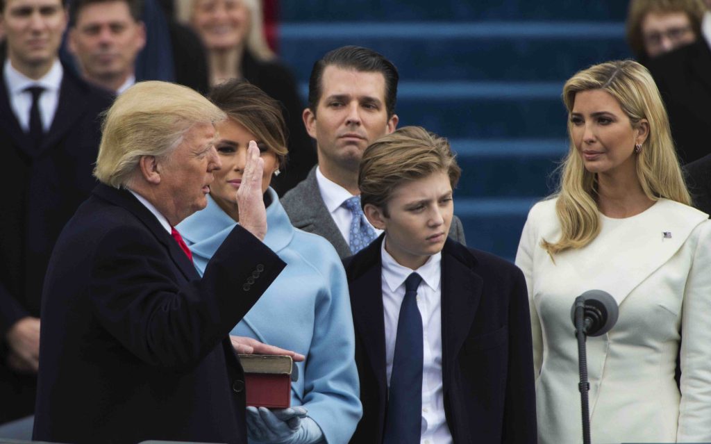 Il giuramento di Donald Trump: presenti la moglie Melania e i figli Barron e Ivanka (AFP)