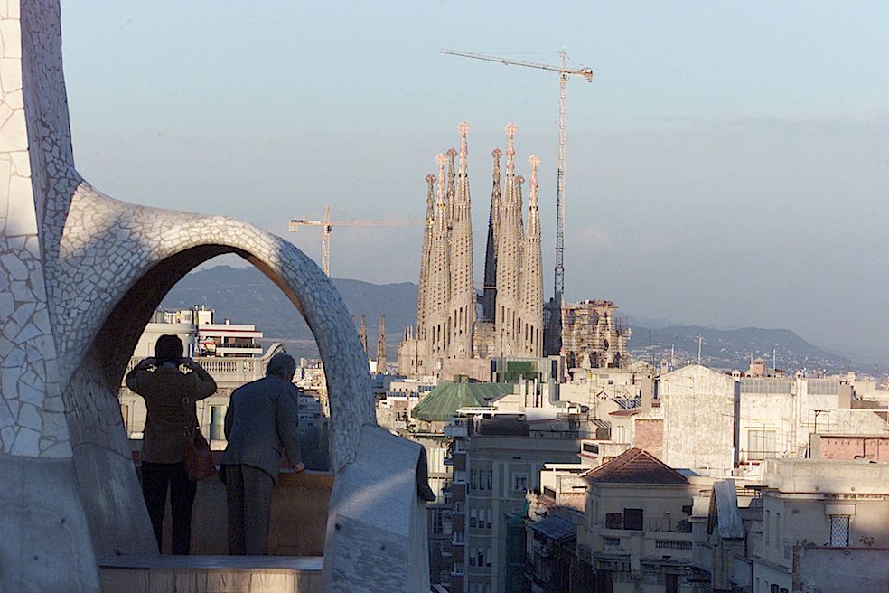 Barcellona, che conta un milione e mezzo di abitanti, ha accolto nel 2016 trenta milioni di visitatori (Keystone)