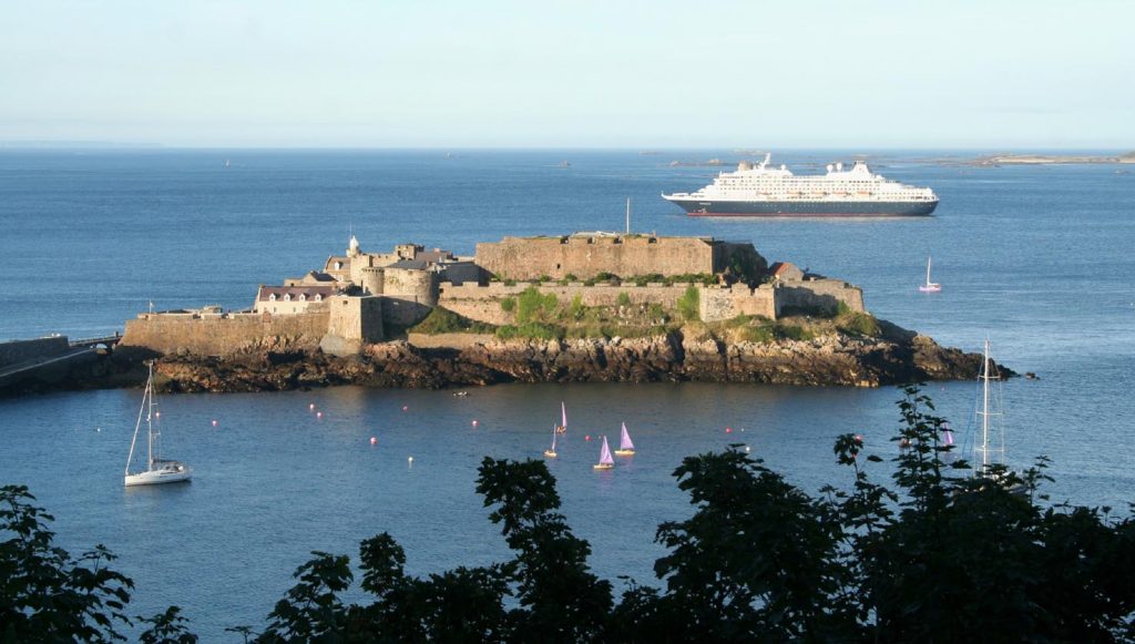 Il grande castello insulare di Guernsey, il Castle Cornet, noto anche come Cornet Rock o Castle Rock (TheKaphox)