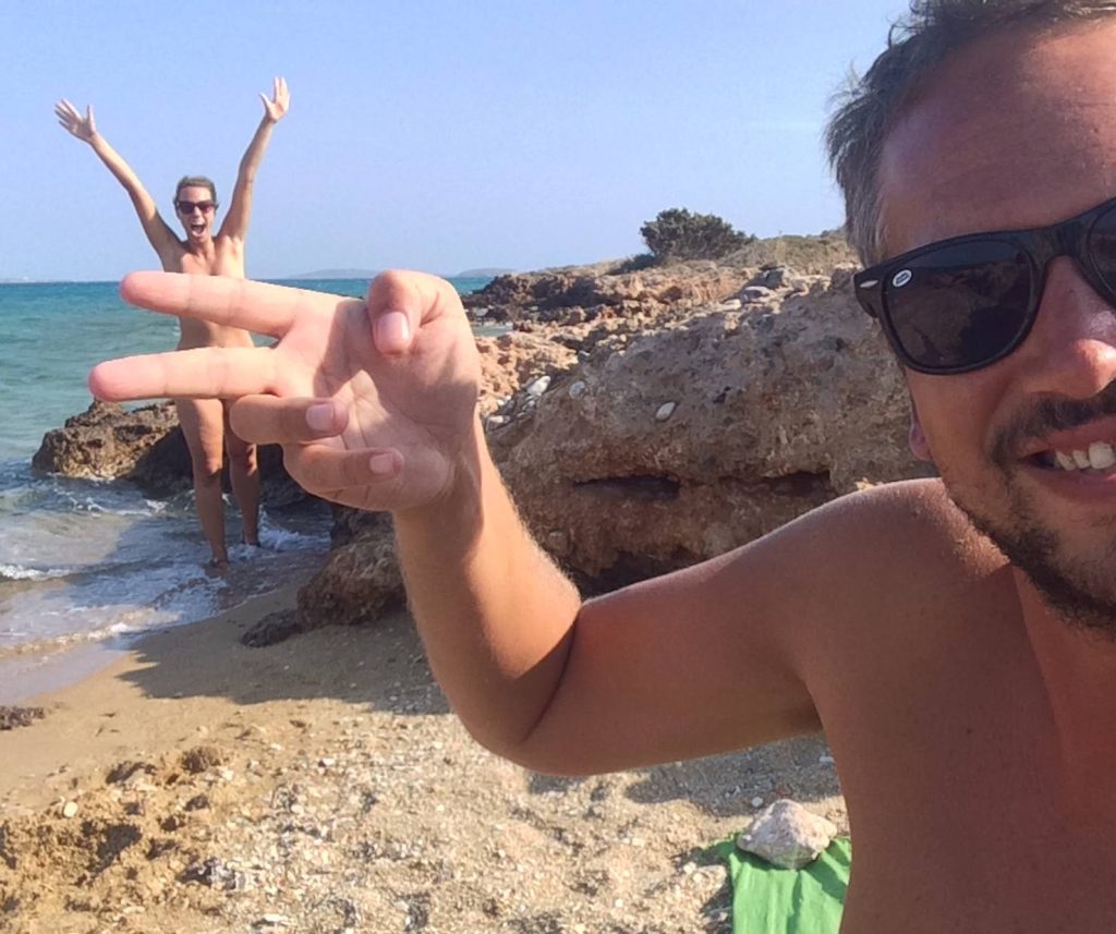 La coppia di blogger belgi, Nick e Lins: si definiscono «nudisti per caso» (www.nakedwanderings.com )