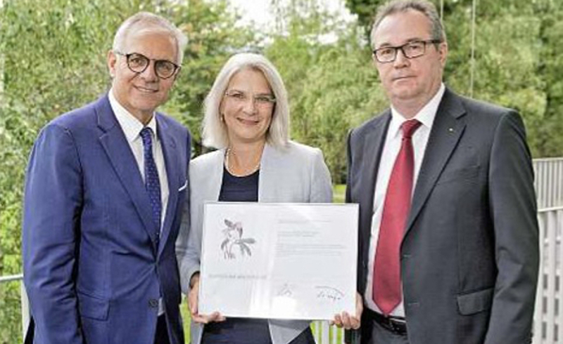 Da sinistra: S. Patrignani di Migros Basilea, M. Flüeler presidente di Insieme Suisse e M. Alter, pres. del Consiglio di Fondazione del Premio Adele Duttweiler.