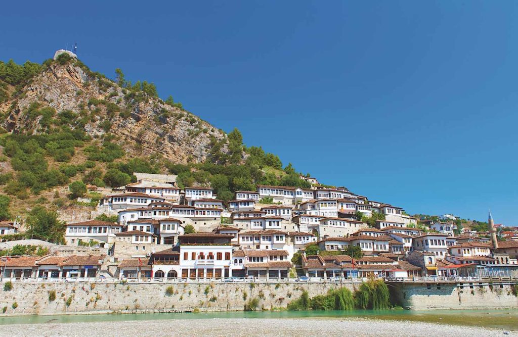 Berat, Abania, si trova sulla riva destra del fiume Osum. Ha un patrimonio di splendidi edifici di notevole interesse architettonico e storico