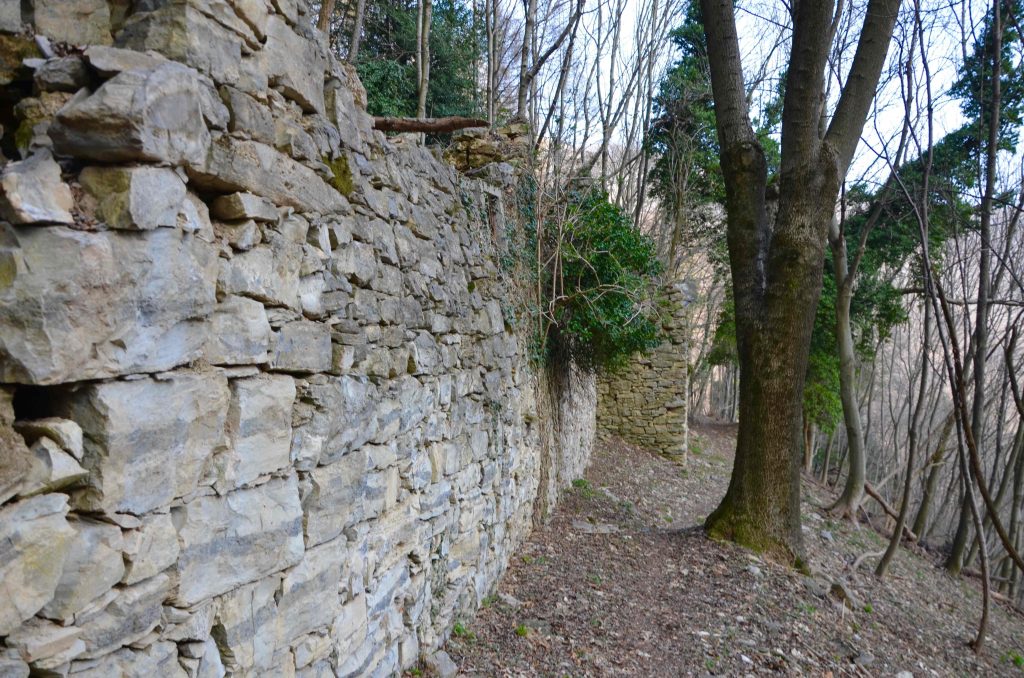 Resti di cascine a Cetto