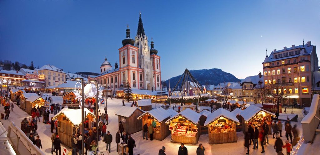Piazza di Mariazell durante l’Avvento. Sotto, il Krampuslauf (Tourismus-verband Mariazeller Land)