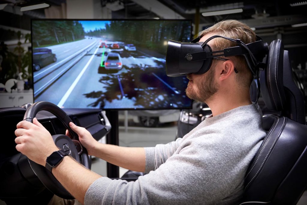 Volvo usa un visore 3D e una tuta intera della Teslasuit per monitorare le reazioni corporee e migliorare i test-auto