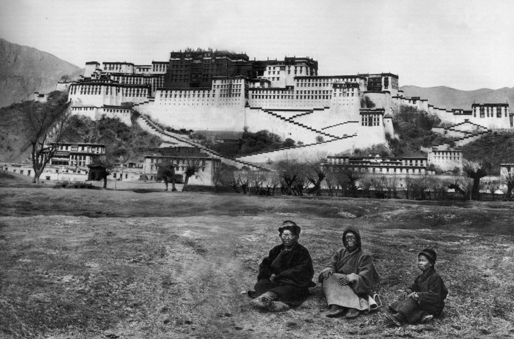 Alexandra David-Néel davanti al Palazzo del Potala, Tibet, 1924 (Autore sconosciuto)