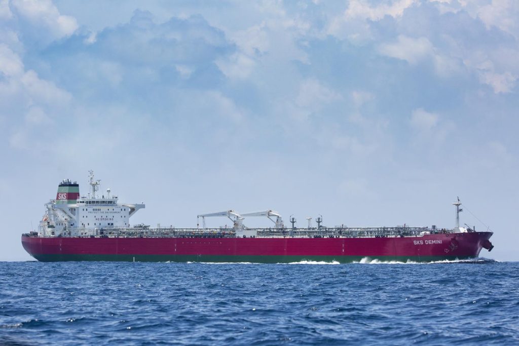 La SKS Demini è una petroliera di 250 metri con bandiera Norvegese che naviga in Asia (Franco Banfi)