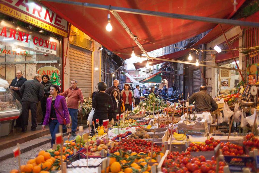 Bancarelle di frutta e verdura al mercato di Palermo (Vincenzo Cammarata)