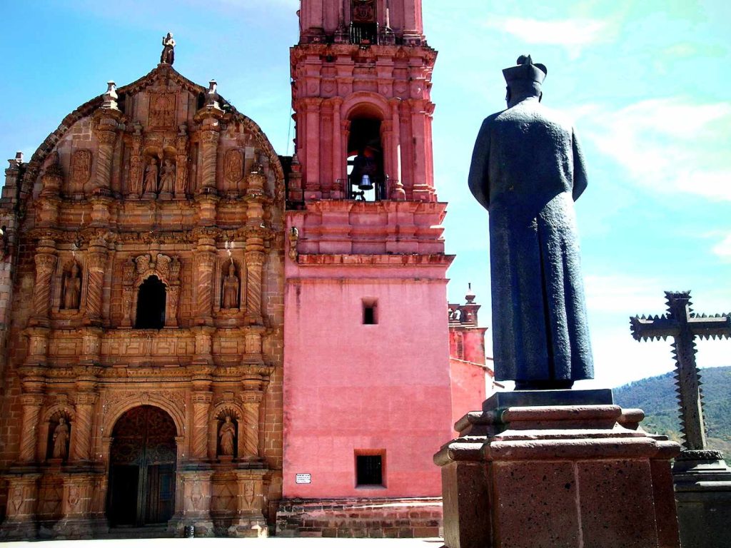 La cattedrale di Tlalpujahua, dedicata alla Madonna del Carmine. Un barocco spagnolo coloniale tipico delle zone minerarie messicane
