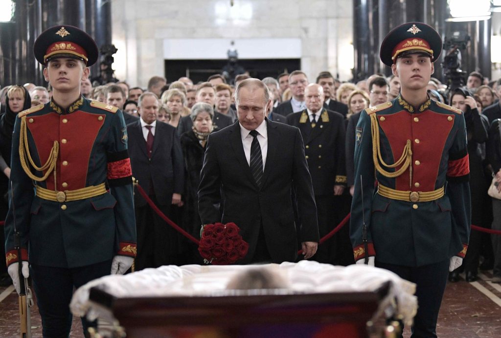 Il feretro dell'ambasciatore Karlov è stata esposto nella grande sala del Ministero degli esteri russo, circondato da Putin e dalle guardie d'onore (AFP)