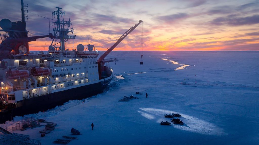 Allestimento del campo di ghiaccio MOSAiC di fronte al RV Polarstern durante la tappa 1 della spedizione (Stefan Hendricks)