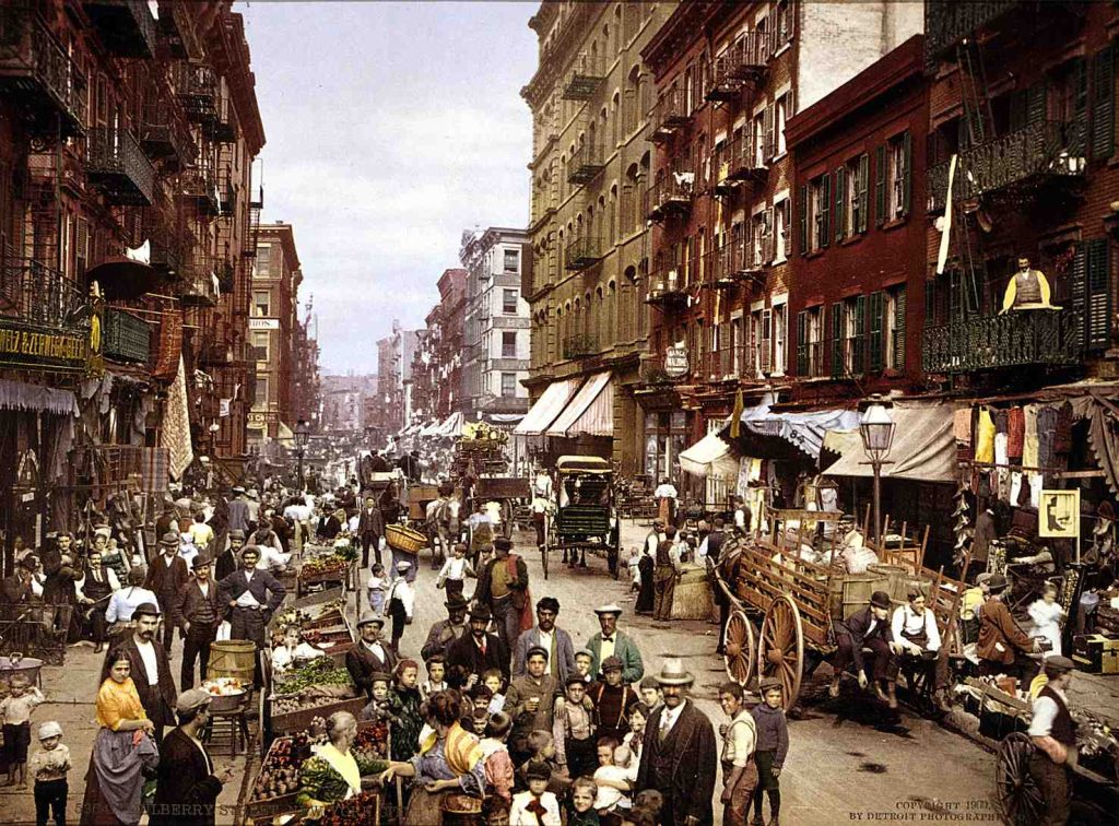 Mulberry Street, lungo la quale si trova la Little Italy di Manhattan, intorno al 1900: allora erano anche i migranti italiani a essere accusati di portare malattie negli Stati Uniti (Detroit Photographic Co)
