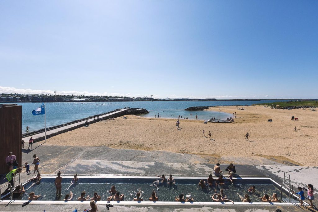 La spiaggia geotermale di Nauthólsvík, a Reykjavík. Le sue acque arrivano dai serbatoi di teleriscaldamento di Öskjuhlíð