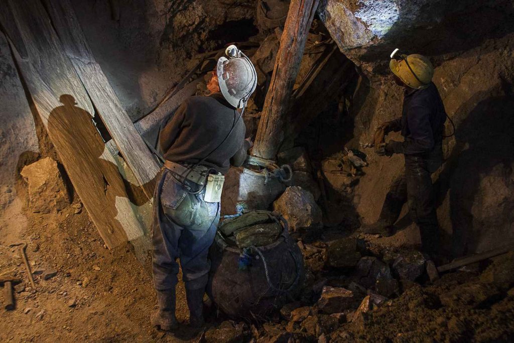 Gli strumenti di lavoro sono pochi: mazzette, picconi e ceste per portar su le rocce