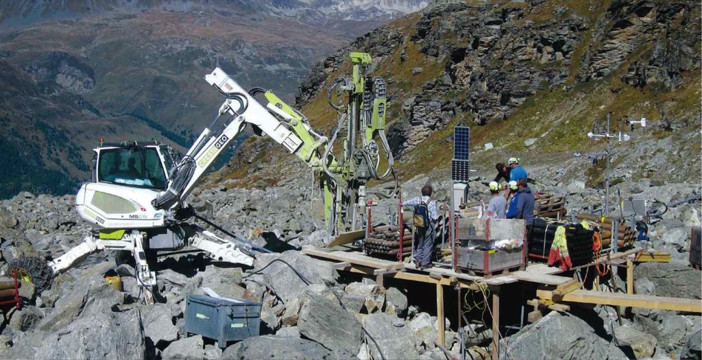Lavori di perforazione per nuovi pozzi nei siti PERMOS (Tratte dall’ultimo rapporto Permos, vedi pdf-link; Foto: J. Nötzli)