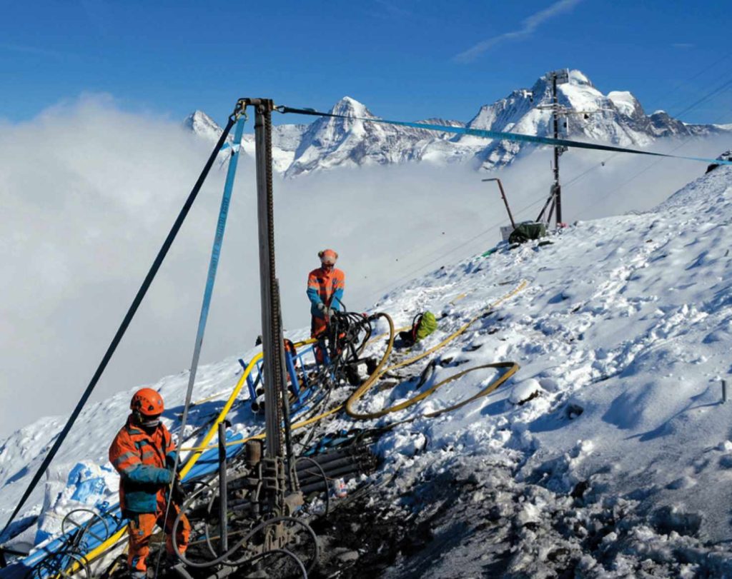 Lavori di perforazione per nuovi pozzi nei siti PERMOS (Tratte dall’ultimo rapporto Permos, vedi pdf-link; Foto: C. Pellet)