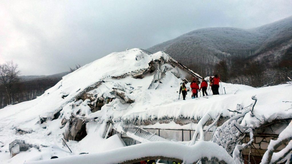 Soccorritori al lavoro nell'area dell'hotel Rigopiano travolto dalla valanga (Keystone)