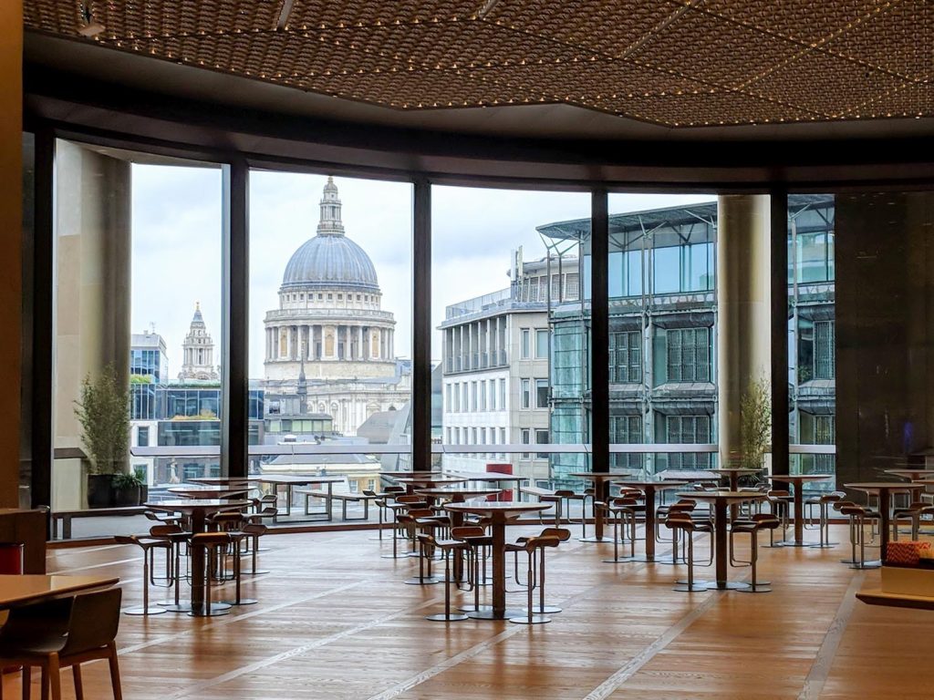 Vista sulla Cattedrale di St. Paul di Londra dall’interno vuoto del palazzo Bloomberg (The wub)