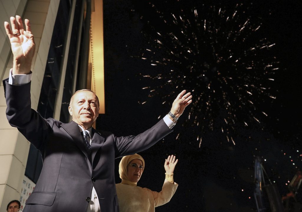 Erdoğan con la moglie ringrazia il Paese per la sua vittoria (AFP)