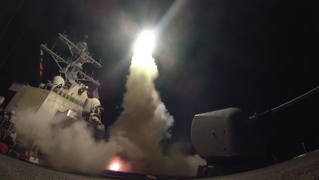 Gli Stati Uniti hanno lanciato da due navi Usa di stanza nel Mediterraneo 59 missili cruise verso la base siriana da cui è partito l'attacco chimico (AFP)