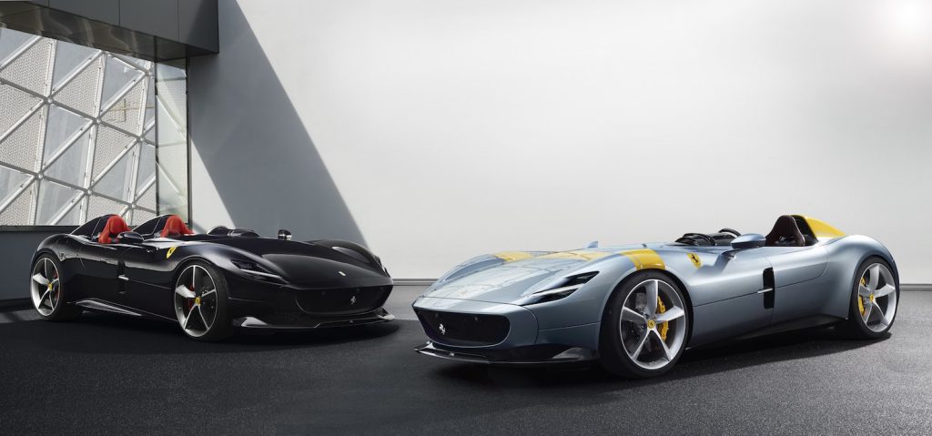 Tra le anteprime mondiali che saranno presentate a Parigi, anche la Ferrari Monza SP1 (in grigio) SP2 (in nero)