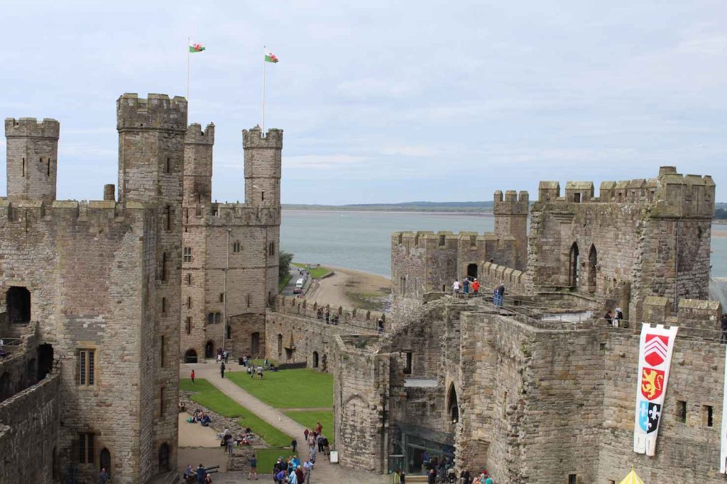Il castello di Caernarforn, costruito nel 1283 da Edoardo I, sovrano che alimentò il mito di Re Artù
