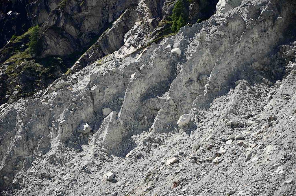 Ghiaia e sassi in equilibrio instabile della morena storica