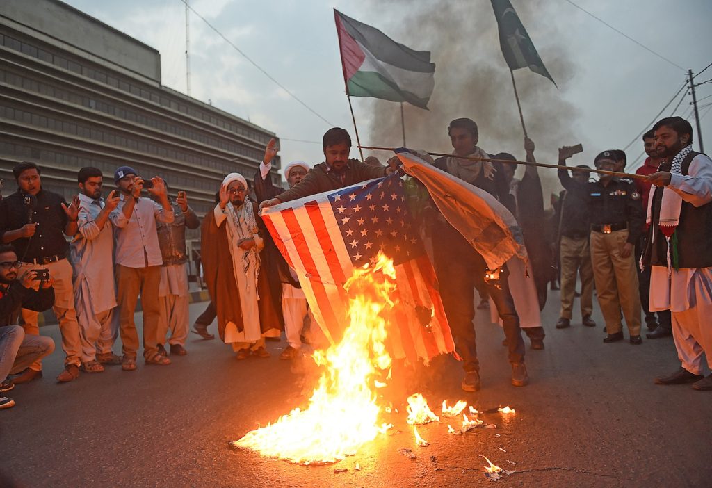 A Islamabad alcuni pakistani bruciano in segno di protesta la bandiera americana (AFP)