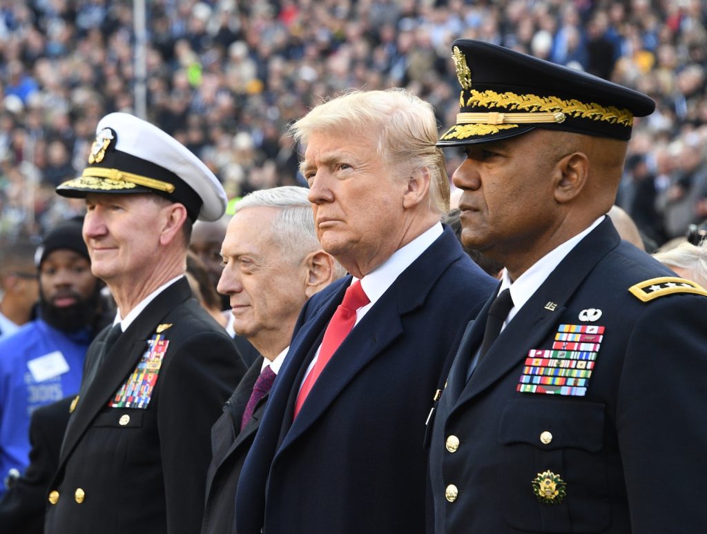 Donald Trump con accanto l’ex segretario alla Difesa Jim Mattis durante una cerimonia sportiva (AFP)