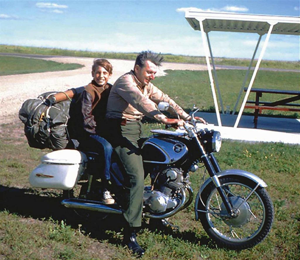 R.M. Pirsig con Chris, nella foto che fa da sfondo alla copertina del libro per le edizioni Adelphi e-book