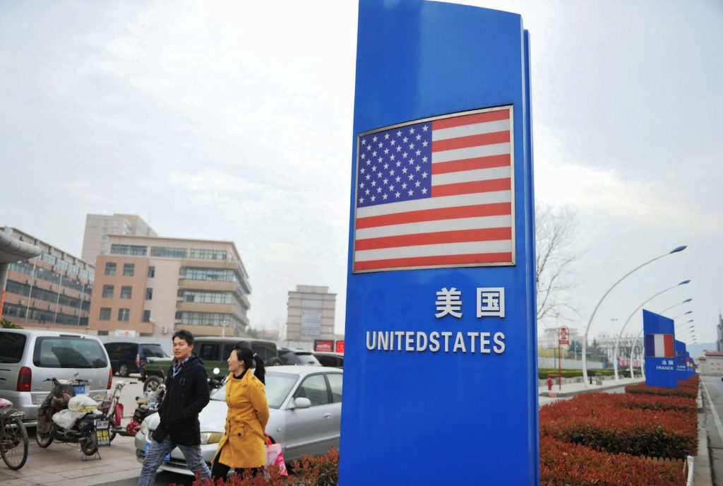 Davanti a un supermarket cinese che vende prodotti esteri a Qingdao, provincia di Shandong (AFP)