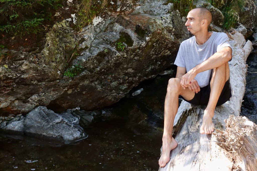 Fabio se ne sta seduto sul tronco, pensieroso (Romano Venziani)
