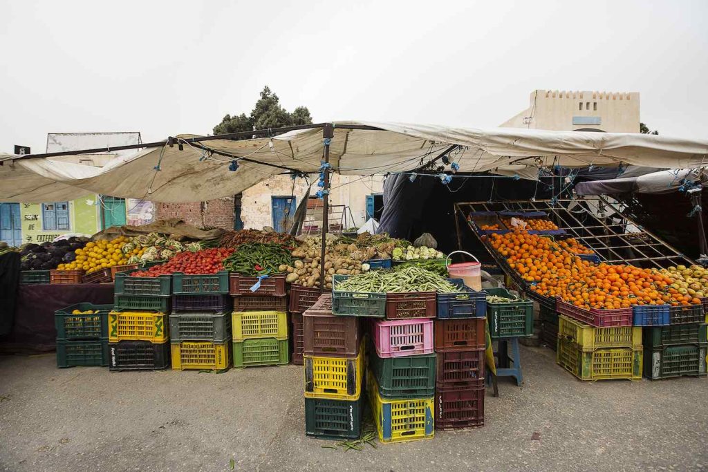 Verdure e frutta colorano il mercato di Dous