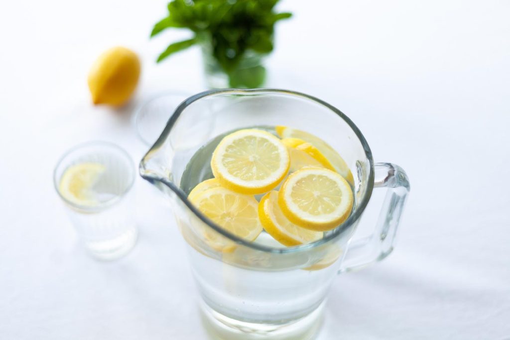 Pare che il profumo dell’essenza di limone favorisca anche la concentrazione e aumenti la produttività sul luogo di lavoro (pxhere.com)