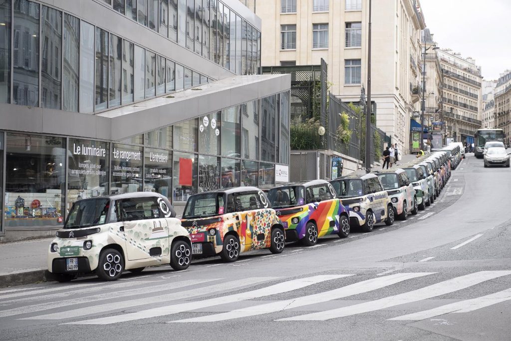 Citroen Ami, l’automobilina cento per cento elettrica, nelle venti decorazioni inedite per illustrare venti quartieri di Parigi.