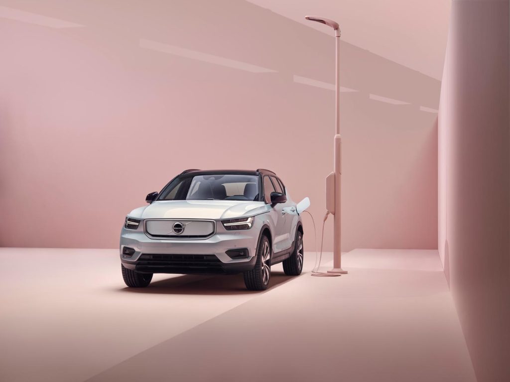 Il nuovo modello Volvo XC40 Recharge P8 AWD in color argento ghiaccio